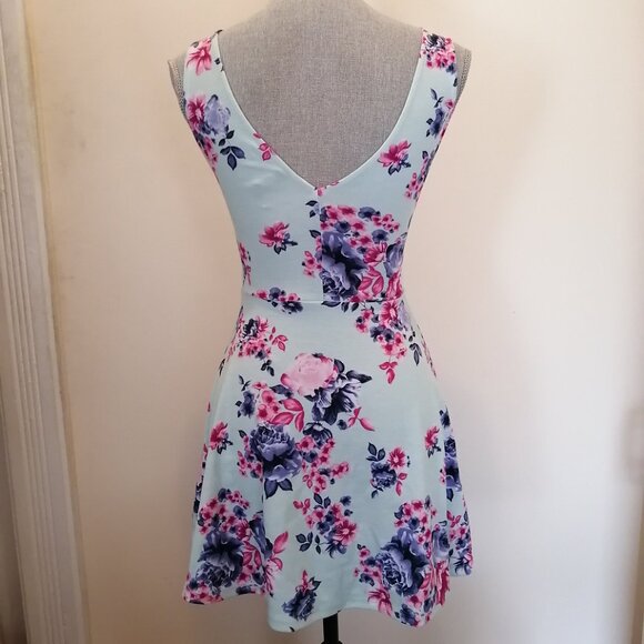 NWOT-- H&M Floral Skater Dress - Picture 2 of 4